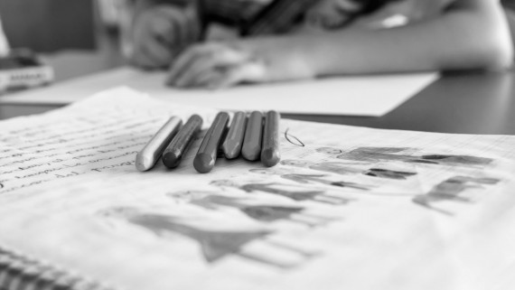 Maestra de educación infantil enseñando a un alumno en una clase
